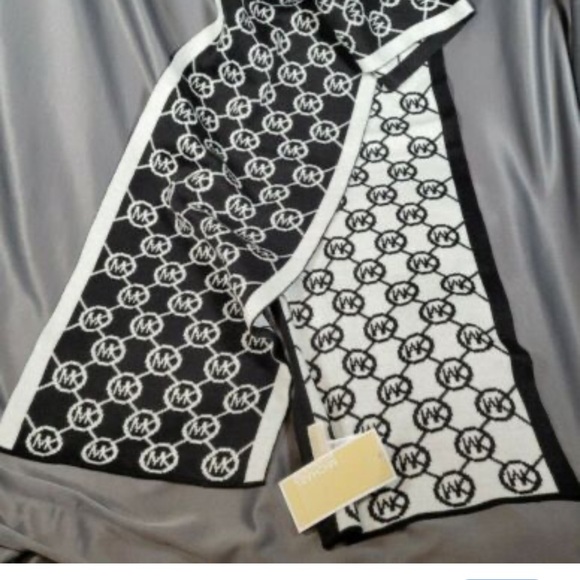 NWT Michael Kors Jetset Logo Knit Scarf Solid Border, Black/White - Picture 3 of 3